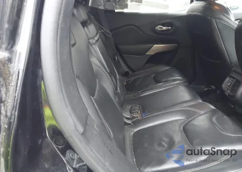 2017 Jeep Cherokee Latitude 4X4 z USA, uszkodzony, nr VIN 1C4PJMCS8HW579733